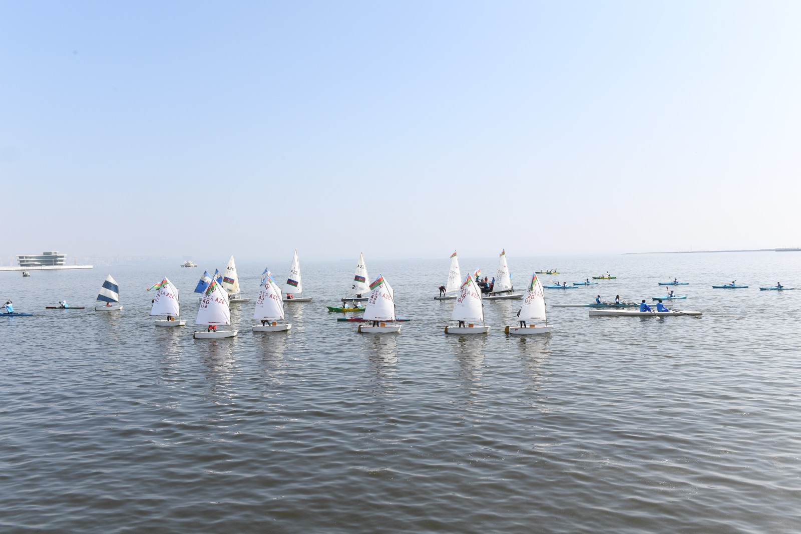 Bakıda Xəzərin suları avarçəkmə və yelkənli qayıqlarla bəzəndi (FOTO)